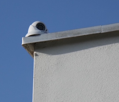 caméra de surveillance à l'angle d'un toit
