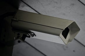 caméra de vidéosurveillance fixée sur un mur