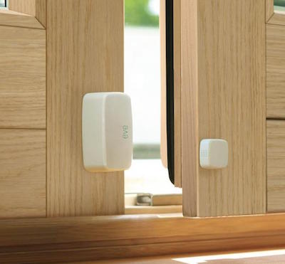 détecteur d'ouverture installé au bas d'une porte